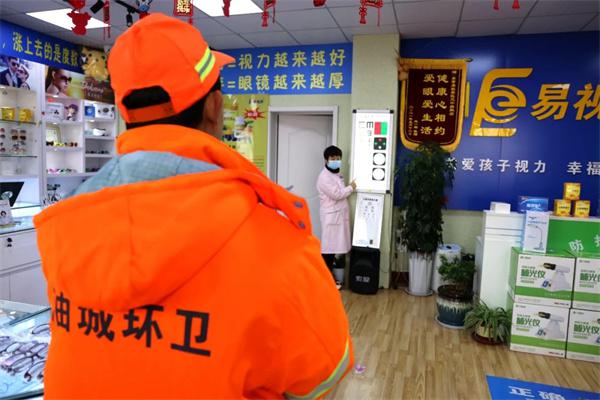 愛(ài)心聚焦！易視界300多副老花鏡暖了環(huán)衛(wèi)工人的心！